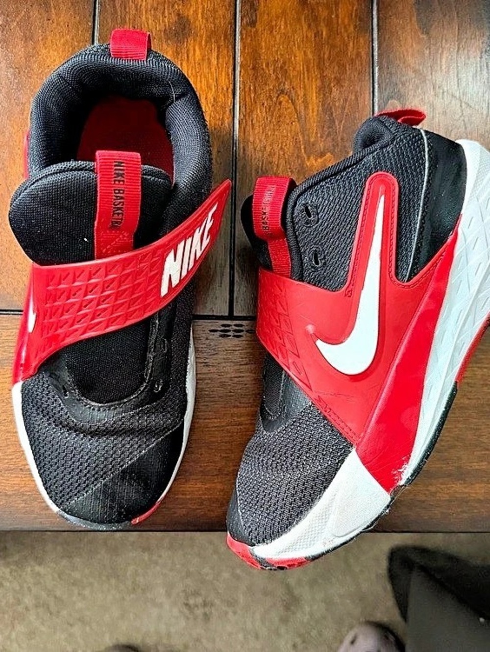 Nike Team Hustle D 11 Basketball Sneakers Boys US 5Y